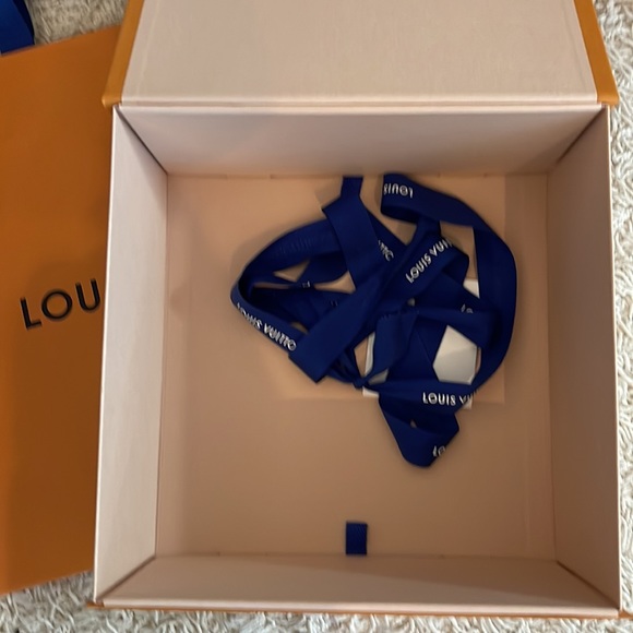 Louis Vuitton Box with FREE Bag - Picture 2 of 3